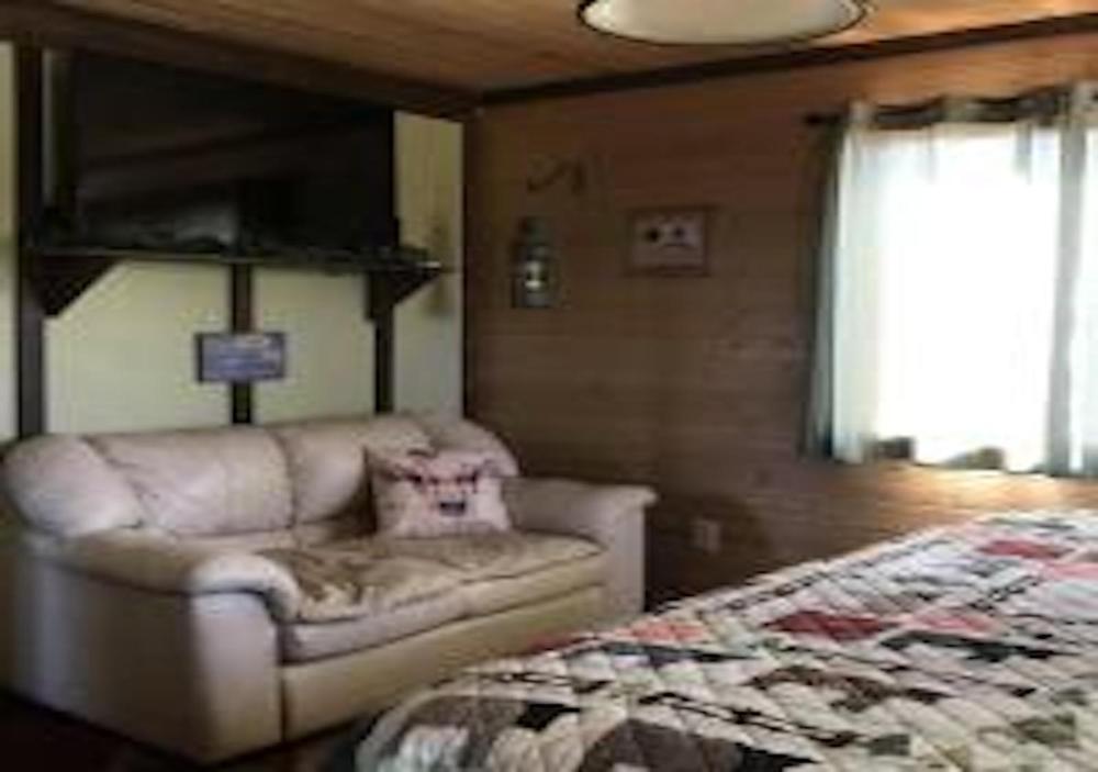 Farm House Cabin, Patio, TV Room, Games, BBQ, Campfire